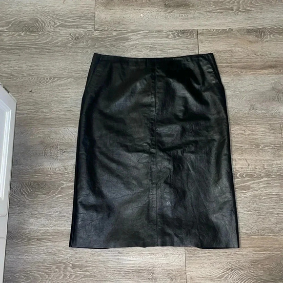 Kenneth Cole woman’s Black genuine leather skirt 10 - Picture 1 of 14
